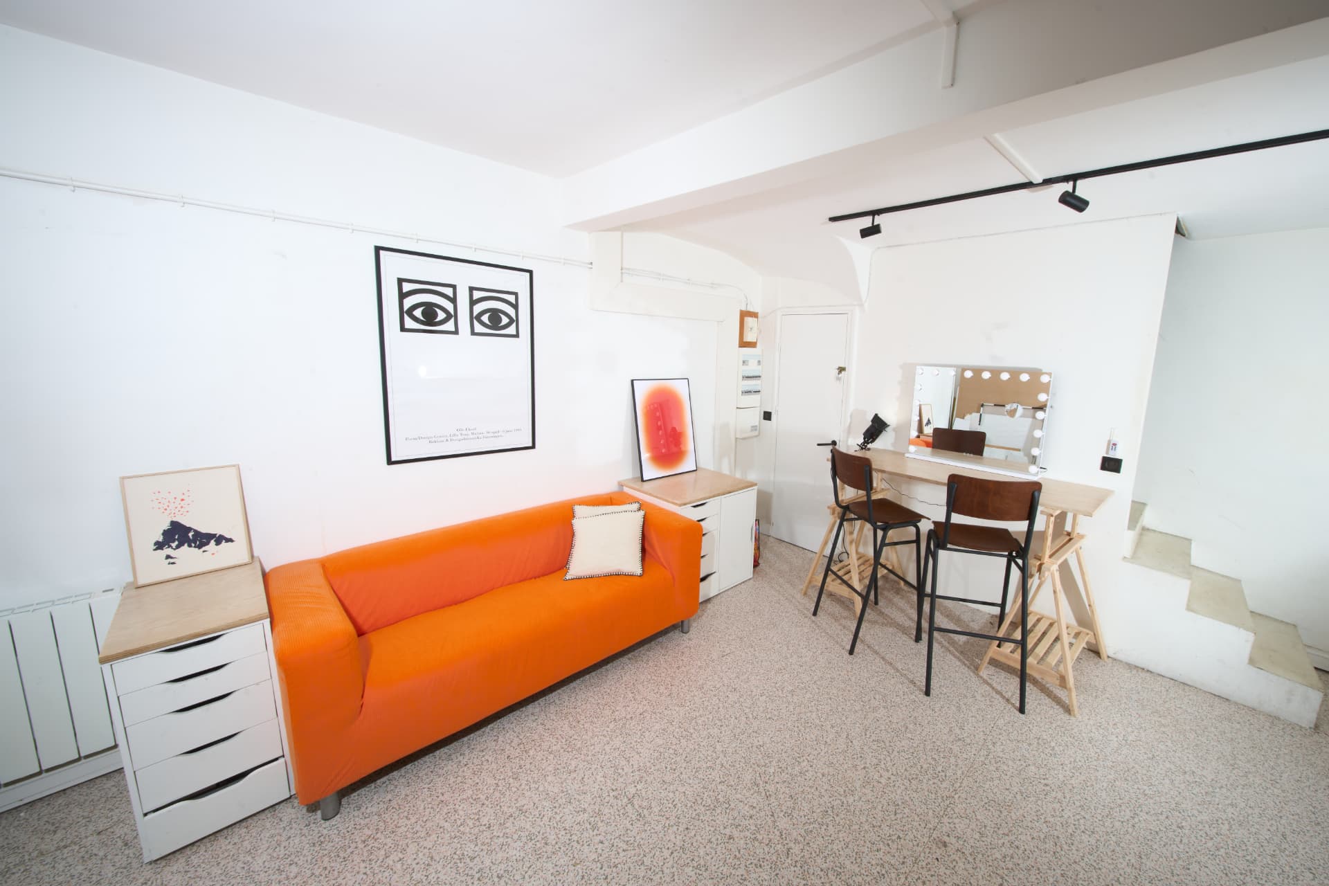 Salon orange et station make-up