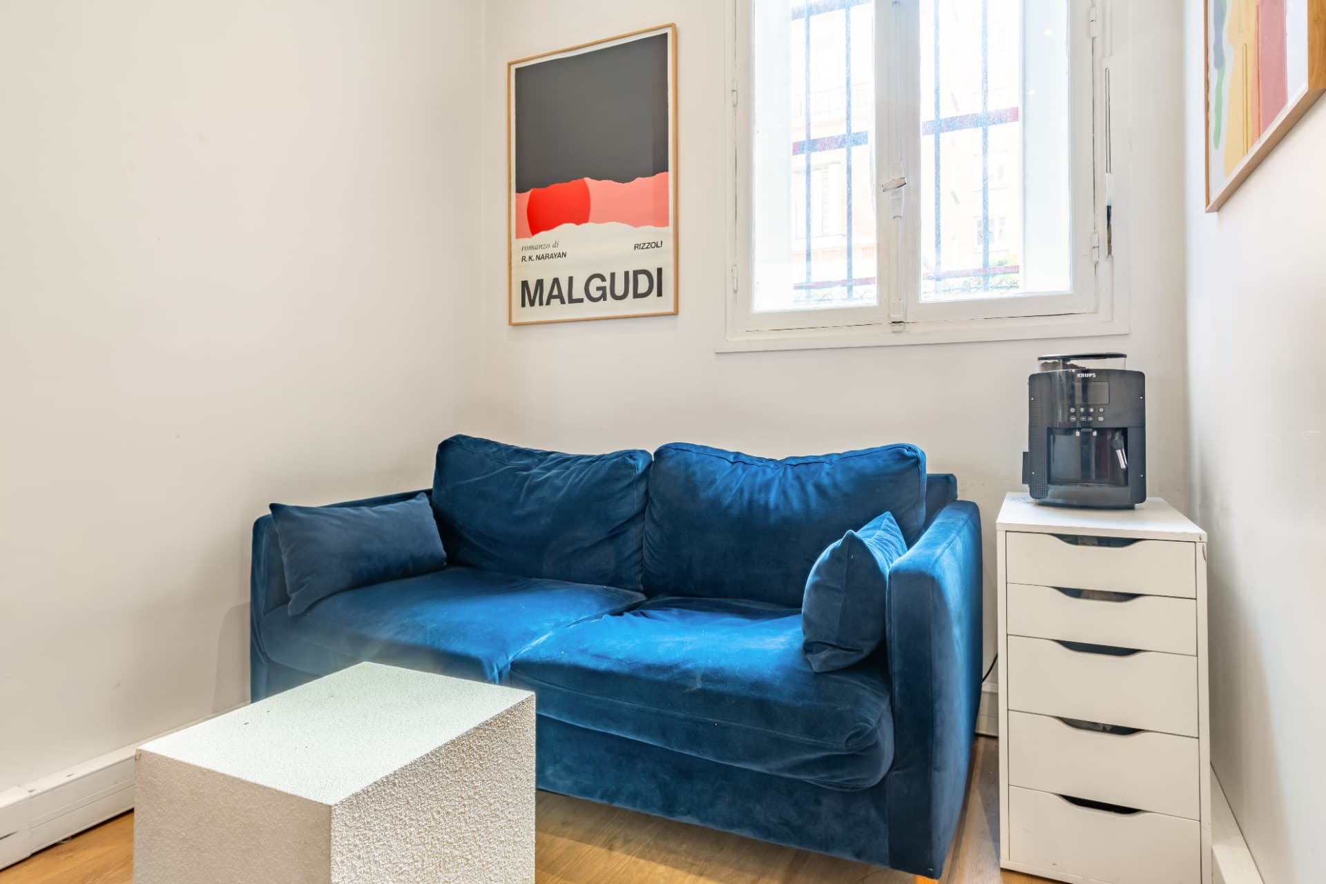 Canapé en velours bleu du salon détente